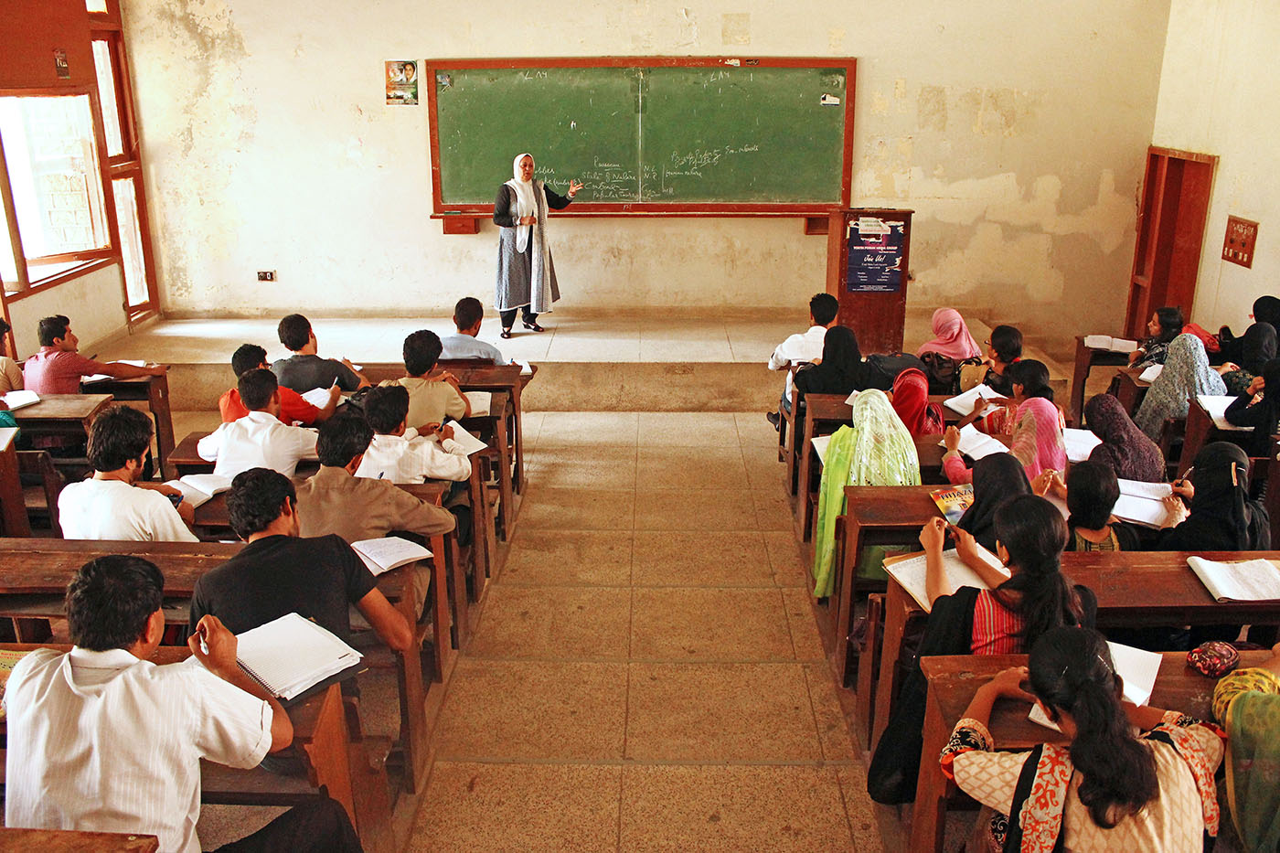 Students,Are,Attending,Lecture,In,Class,Room,In,University,Of
